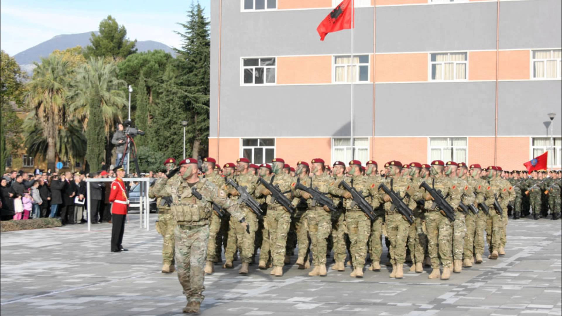 Αλβανοί στρατιώτες περνάνε τα Ελληνικά σύνορα…